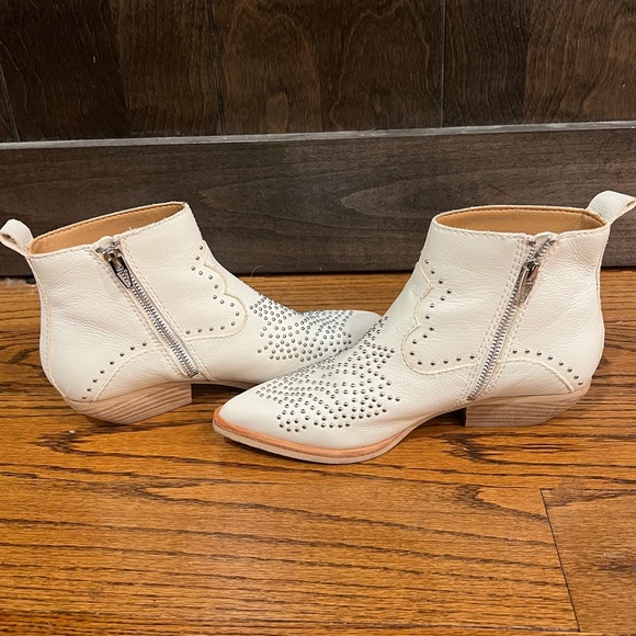 Dolce Vita Uma Studded Ankle Leather Booties - Picture 4 of 9